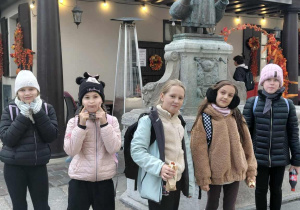 Dziewczynki przy fontannie bomberki