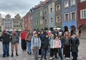 Uczestnicy przed domkami budniczymi