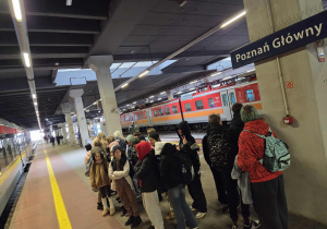 Uczestnicy wyprawy na peronie dworca Poznań Główny