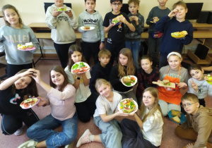 Uczniowie klasy 4d oraz przygotowane przez nich drugie śniadanie.