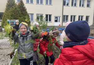 Rafał i Basia pokazują swoje zbiory.