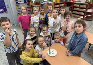 Kolaż zdjęć uczniów klasy 1b w szkolnym ogrodzie na patio oraz podczas zajęć w klasie.