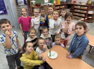 Jesienne odkrycia klasy 1b w szkolnym ogrodzie