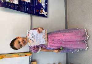 Prace uczniów klas pierwszych w konkursie bibliotecznym.