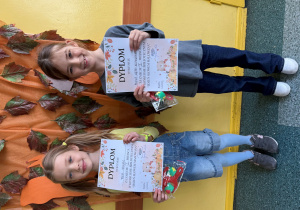 Zdjęcie uczennic klasy 1 C, podczas wręczenia nagród i dyplomów.