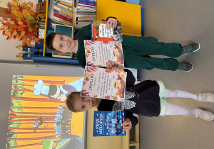 Zwycięzcy w konkursie bibliotecznym na jesienną zakładkę.