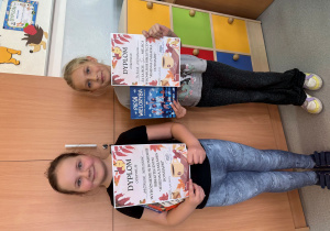 Uczennice klasy 3 C podczas wręczenia nagród i dyplomów w konkursie bibliotecznym.