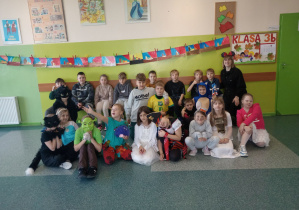 Uczniowie klasy 3b wraz z wychowawcą w bajkowych przebraniach.