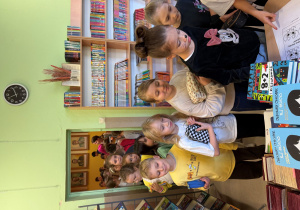 Uczniowie ustawieni w kolejce do biblioteki szkolnej.