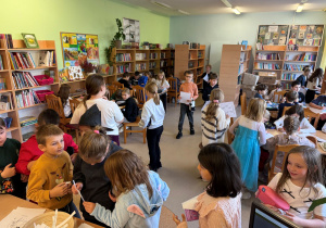 Czytelnicy w sali biblioteki szkolnej podczas obchodów Dnia Postaci z bajek.