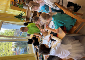 Czytelnicy wypełniają zadania konkursowe oraz kolorowanki.