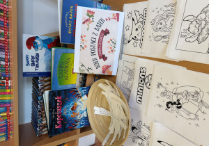 Zdjęcie przedstawia przygotowane zagadki, kolorowanki oraz zadania związane z postaciami z bajek.