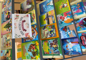 Wystawa książek utworzona z okazji obchodów Dnia Postaci z Bajek.