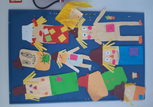 Dekoracja na tablicy korkowej strachy na wróble. Dekoracje wykonane pod opieką Pani P. Filipczak.