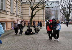 Uczestnicy w czasie testu sprawnościowego, ewakuują oddział na drugi brzeg rzeki