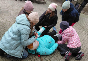 Uczestniczki wyprawy w czasie opatrywania ran nogi głowy i ręki