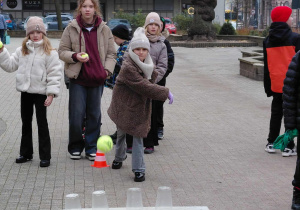 Uczestnicy w czasie testy celności piłka w locie do celu