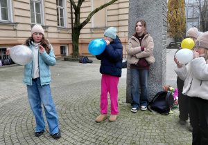 Dziewczynki w teście odwagi balon musi pęknąć w czasie nadmuchiwania
