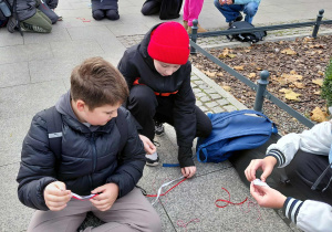 Chłopcy przygotowują własne kotyliony w barwach narodowych