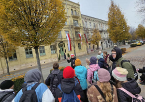Uczestnicy przed kamienicą przy ul. Wschodniej 19 , w której mieszkał marszałek Piłsudski i wydawał pismo Robotnik