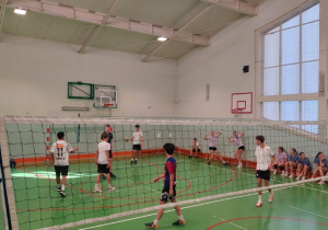 Reprezentanci Rzgowa podczas rozegrania akcji w obronie.