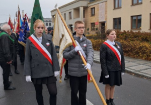 Poczet sztandarowy podczas obchodów Święta Niepodległości w Rzgowie