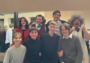 Chłopcy z VIII b pozują wspólnie z aktorami.