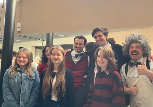 Dziewczynki z VIII a na zdjęciu z obsadą spektaklu.