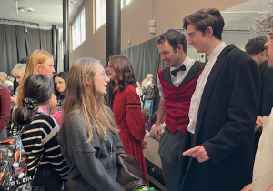 Dziewczynki z VIII a i VIII b rozmawiają z aktorami.