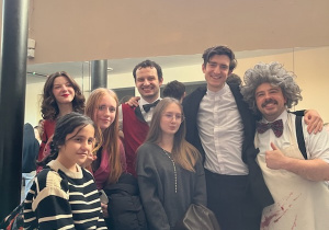 Dziewczynki z VIII a i VIII b na wspólnym zdjęciu z aktorami.