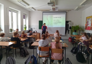 Uczniowie klasy IVa podczas słuchania o sportowej przygodzie zaproszonego gościa.