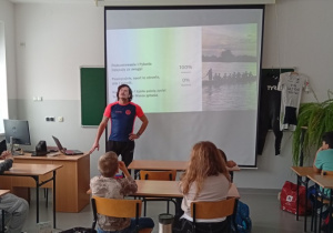 Uczniowie klasy IVa zadają pytania pasjonatowi triathlonu.