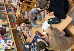 Uczniowie klasy 2 B podczas obchodów Dnia Misia.