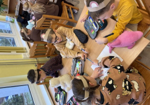 Uczniowie pracują nad zadaniami związanymi z przygodami Misia Paddingtona.