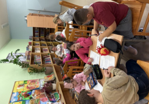 Uczniowie pracują w grupach.