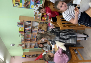 Uczniowie klasy 2 A podczas poczęstunku z okazji obchodów Dnia Misia w bibliotece szkolnej.