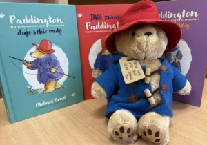 Zdjęcie przedstawia maskotkę Paddingtona oraz książki o bohaterze.