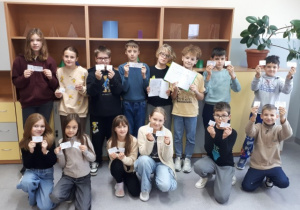 Uczniowie klasy 4c z dumą prezentują swoje Certyfikaty Eksperta Tabliczki Mnożenia