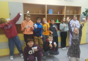 Uczniowie klasy 4b z dumą prezentują swoje Certyfikaty Eksperta Tabliczki Mnożenia