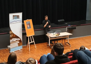 Spotkanie z pisarzem Maciejem Kaźmierczakiem w GOK-u w Rzgowie