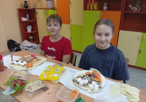 Uczniowie klasy 4a przygotowujący swoje dania na lekcji języka polskiego.