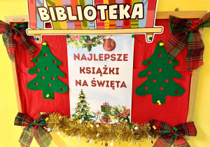 Zdjęcie gazetki bibliotecznej przed wejściem do sali.