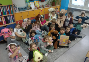 Zdjęcie uczniów klasy 3b z maskotkami.