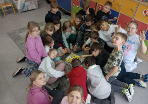 Zdjęcie uczniów klasy 3b, którzy losują ciasteczka z wróżbą.