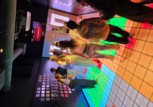 Uczniowie klasy 6c podczas rywalizacji na interaktywnej macie