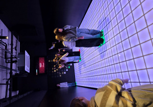 Dziewczyny w czasie gry na interaktywnej macie