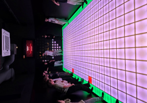 Uczniowie klasy 6b podczas rywalizacji na interaktywnej macie