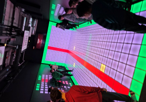 Uczniowie klasy 6a podczas rywalizacji na interaktywnej macie