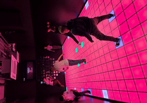 Chłopcy w czasie gry na interaktywnej macie