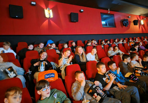 Uczniowie klas 6 na sali kinowej